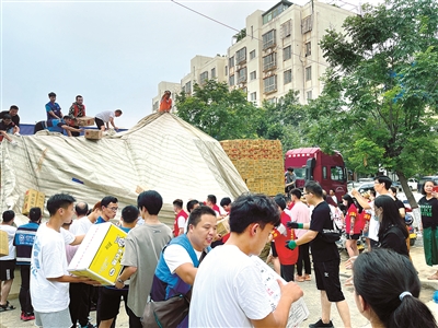 7月21日起,郑州慈善总会本部志愿者有序参与物资摆放、分发。据不完全统计,参与志愿者达500人次,装卸物资数百吨。 牛思颖 摄