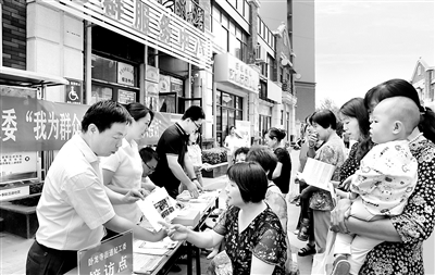 宝鸡市金台区纪委监委通过开展巡回下沉接访、专项检查等方式,有效发现并祛除困扰基层的形式主义、官僚主义作风问题。图为纪检监察干部在卧龙寺街道三迪社区向群众了解有关情况,收集问题线索。 王生军 摄