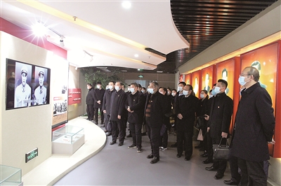 安徽省农村信用社联合社在查处一系列腐败案件后,深入开展警示教育,组织全系统干部员工走进廉政教育基地,增强廉洁从业意识,为防范金融风险筑牢坚固的思想屏障。图为安徽省联社组织部分农商银行党委书记参观淮南市潘集区人民法院党风廉政教育展。(资料图片)
