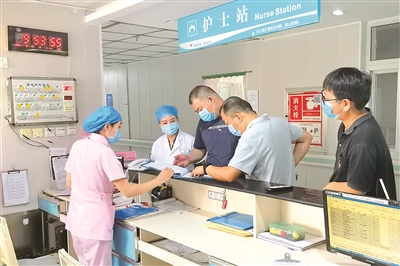 8月18日,河南省荥阳市纪委监委驻市卫健委纪检监察组干部深入医院一线开展督导检查,督促相关职能部门和医院压实疫情防控责任,确保各项防控措施落实落细。张高 摄