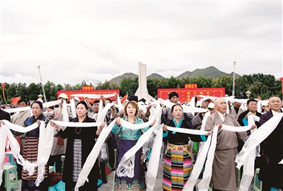 8月19日,西藏各族各界干部群众2万多人欢聚在拉萨布达拉宫广场,热烈庆祝西藏和平解放70周年。图为庆祝西藏和平解放70周年大会现场