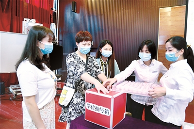 近日,四川省天府新区纪工委干部对辖区幼儿园学位摇号工作进行现场监督,确保公平公正、严肃认真。刘雪静 摄