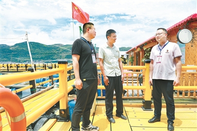 福建省福鼎市纪委监委组成专项检查组,深入食堂、农家乐等场所严查“一桌餐”等违规吃喝问题,同时畅通渠道发动群众参与监督,严防由风及腐、由风变腐,着力铲除滋生腐败的温床。图为近日,检查组在沙埕镇某农家乐走访群众,收集“四风”和腐败问题线索。陈是 摄