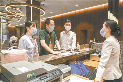 江苏省宜兴市纪委监委紧盯隐形变异“四风”问题,联合有关部门组成专项督查组到酒店、餐馆等处开展监督检查,通过调阅财务账册、消费明细、发票底单等查找有关线索,严查违规吃喝问题。图为近日,督查组在某酒店了解情况。褚亮 摄