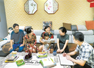 江西省宜黄县纪委监委针对新任的村(社区)“两委”干部,结合实际开展一系列形式多样、内容丰富的廉政教育活动。图为该县纪委监委干部开展廉政家访,提醒新任干部家属严格治家,弘扬清廉家风,建设美好家庭。章英全 摄