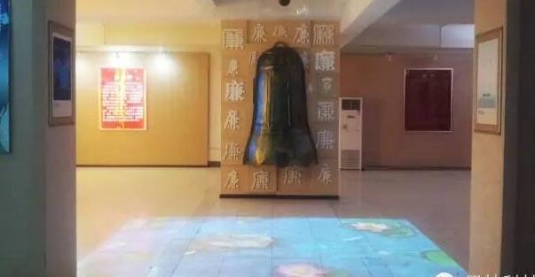 莲花游鱼