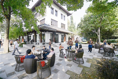 反对“四风”,促进党风政风转变,带动形成良好社会风气,各地积极响应中央的号召,严肃整治“会所中的歪风”,廉政教育