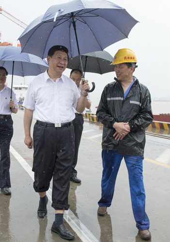 2013年7月21日至23日,习近平在湖北调研全面深化改革问题和当前经济运行情况。 21日上午,习近平冒雨来到武汉新港阳逻集装箱港区考察。