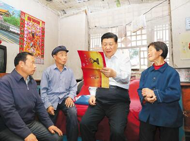 6月21日,中共中央总书记、国家主席、中央军委主席习近平到山西考察调研。 这是习近平来到忻州市岢岚县赵家洼村看望贫困村民刘福有