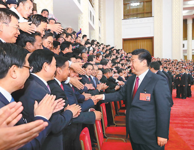 十月二十五日下午,中央领导同志在北京人民大会堂同出席党的十九大代表、特邀代表和列席人员合影留念。这是习近平同志与代表亲切交谈。