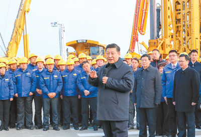 12月12日至13日,中共中央总书记、国家主席、中央军委主席习近平在江苏徐州市考察。这是12日下午,习近平在徐工集团重型机械有限公司亲切看望劳动模范、技术能手等职工代表,鼓励他们在为实现中国梦的奋斗中争取人人出彩。 新华社记者 谢环驰摄