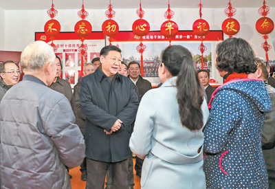 12月12日至13日,中共中央总书记、国家主席、中央军委主席习近平在江苏徐州市考察。这是12日下午,习近平在潘安湖街道马庄村党员活动室与正在学习党的十九大精神的党员交流。 新华社记者 谢环驰摄