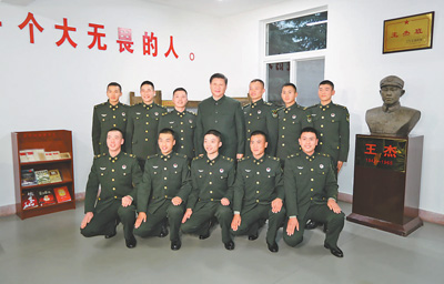 12月13日,中共中央总书记、国家主席、中央军委主席习近平到第71集团军视察。这是习近平同“王杰班”战士合影。 新华社记者 李 刚摄
