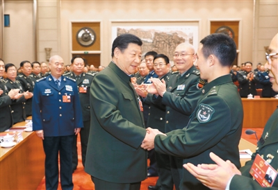 三月十二日上午,中共中央总书记、国家主席、中央军委主席习近平出席十三届全国人大一次会议解放军和武警部队代表团全体会议。这是会议开始前,习近平亲切接见与会代表。 新华社记者 李 刚摄
