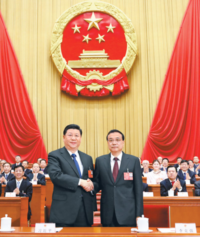 3月18日,十三届全国人大一次会议在北京人民大会堂举行第六次全体会议。根据国家主席习近平的提名,经过投票表决,决定李克强为中华人民共和国国务院总理。这是习近平同李克强亲切握手。 新华社记者 鞠 鹏摄
