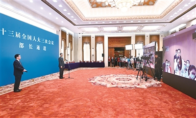 5月22日,第十三届全国人民代表大会第三次会议举行首场“部长通道”采访活动。 新华社记者 陈晔华 摄