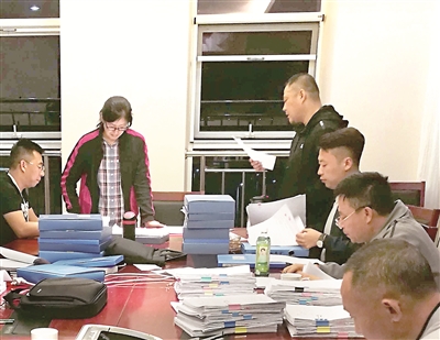 内蒙古自治区纪委监委专案组工作人员在研判文民案情。 石继芳 摄