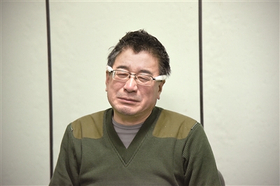面对组织审查调查,文民逐渐交代违纪违法事实,流下悔恨的泪水。刘东亮 摄 (内蒙古自治区纪委监委供图)