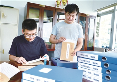 ▶浙江省金华市针对党员干部违规借贷问题,组织6.5万余名党员干部开展自查自纠。图为工作人员在整理党员干部自查自纠申报材料。 李灵芝 摄