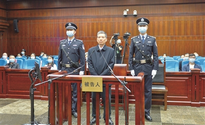 2020年9月10日,四川省成都市中级人民法院一审公开开庭审理了十二届全国人大内务司法委员会原副主任委员、中共云南省委原书记秦光荣受贿一案。(图片来源:成都市中级人民法院)