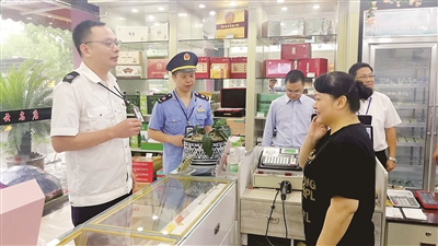 杭州市萧山区纪委监委开展“烟票”专项整治,坚决遏制“烟票”、支付凭证等有价证券背后的“四风”问题滋生蔓延。图为近日,该区纪委监委牵头组织的专项检查组对一家烟酒店开展“烟票”问题专项检查。杨圆圆 摄