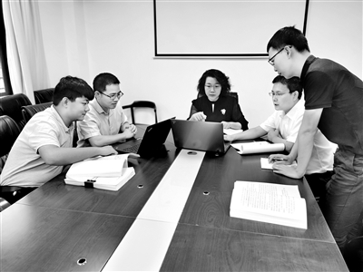 图为刘巍案移送审查起诉前,光明区监委调查组成员对本案证据进行模拟庭审展示。 吕婧静 摄