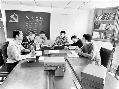 图为在留置期间,审查调查组研究如何将黄永晨纳入临时党支部管理,对其开展思想政治工作。钟怡 摄