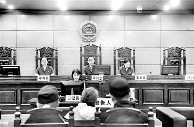 图为2020年8月24日,白雪梅案在榆林市中级人民法院公开开庭审理。班雄虎 摄