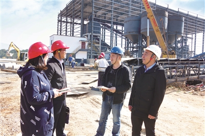 针对陶郝海案件暴露出的问题,池州市纪检监察干部深入企业走访、发放调查问卷和联系卡等,开展作风建设监督检查,靶向治理隐形变异“四风”顽症。(池州市纪委监委供图)