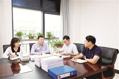 图为河南省纪委监委案件审理室工作人员正在研究曹存正案有关问题。 卫宇瑶 摄