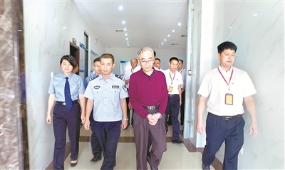 来宾市纪委监委将来宾市人民医院原院长周方涉嫌犯罪问题移送检察机关审查起诉。 (图片来源:中央纪委国家监委网站视频截图)