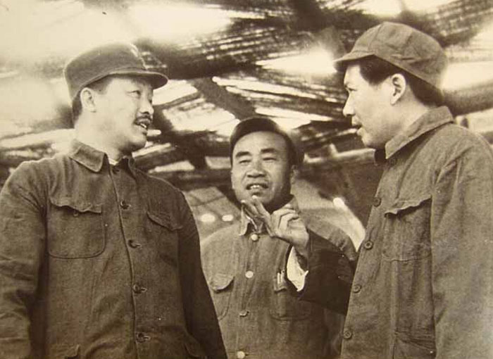 1938年,贺龙与毛泽东、朱德在中共六届六中全会主席台上交谈。