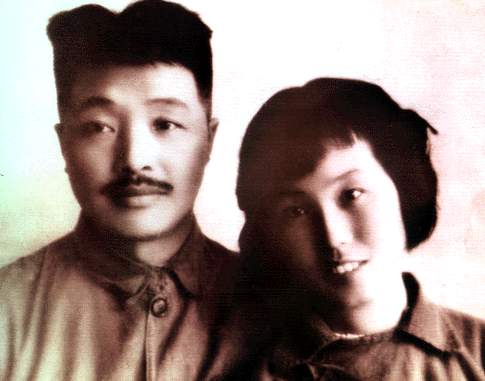 1942年8月1日,贺龙与薛明结婚时留影