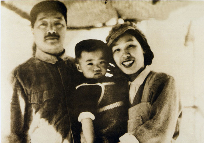 1946年,贺龙与薛明和刚满两岁的儿子鹏飞在山西兴县蔡家崖