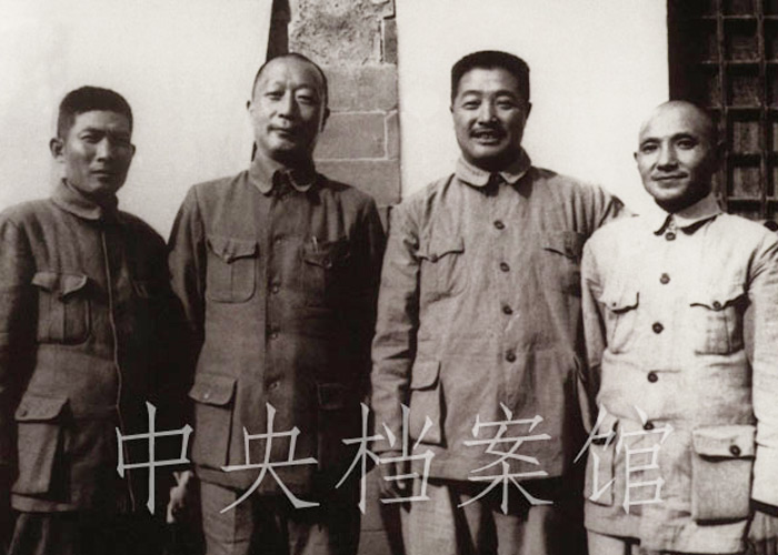 1949年,贺龙与邓小平(右一)、聂荣臻(左二)、蔡树藩(左一)在河北平山县西柏坡合影