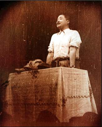 1949年,贺龙在庆祝“八一”建军节上讲话