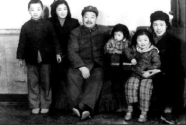 1951年,贺龙全家在重庆