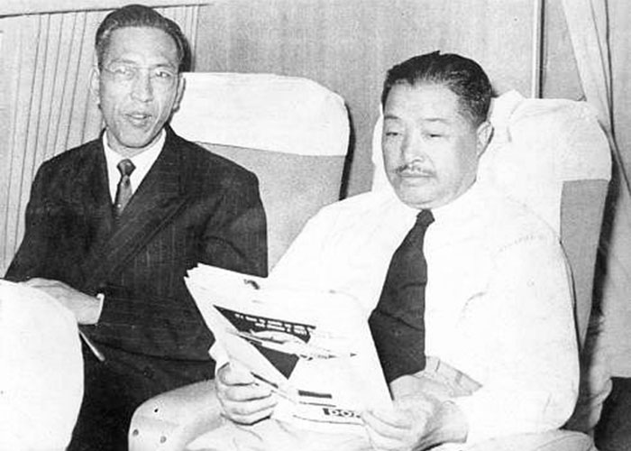 1956年,贺龙以中华人民共和国特使的身份出访巴基斯坦时,与耿飚大使在飞机上
