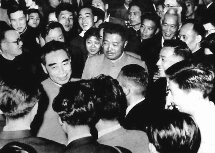 1961年,贺龙与周恩来接见参加世乒赛的各国运动员