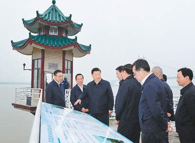 4月26日下午,中共中央总书记、国家主席、中央军委主席习近平在武汉主持召开深入推动长江经济带发展座谈会并发表重要讲话。这是座谈会前,习近平于25日下午在岳阳城陵矶水文站考察。 新华社记者 谢环驰摄