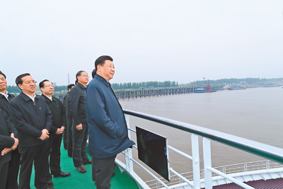4月26日下午,中共中央总书记、国家主席、中央军委主席习近平在武汉主持召开深入推动长江经济带发展座谈会并发表重要讲话。这是座谈会前,习近平于25日上午乘船沿江察看两岸生态环境和发展建设情况。 新华社记者 谢环驰摄