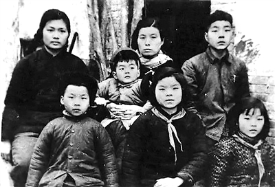 焦裕禄的妻子徐俊雅与六个孩子合影(拍摄于1966年)