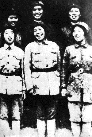 图为李珉(后排右一)和同志们在一起