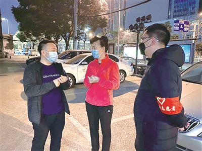疫情期间,王建华(中)在驻地检查夜间防控工作。 (宁夏回族自治区纪委监委供图)