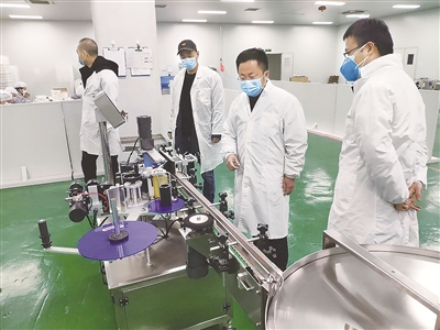 2月19日,任强(左三)在集团子公司成都岷江源药业股份有限公司生产基地查看复产情况。(四川省商业投资集团纪委供图)