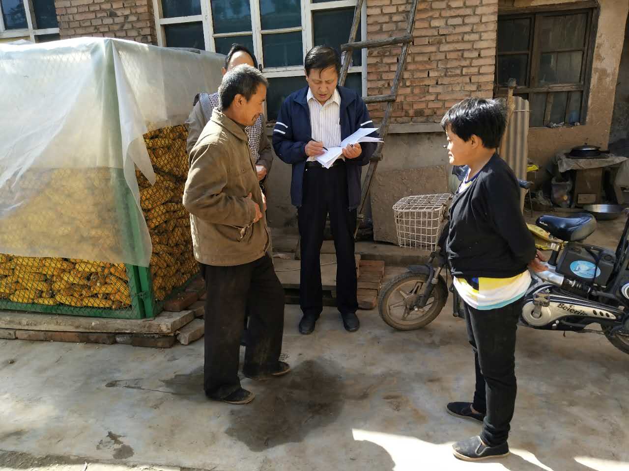樊志荣(右二)走访贫困家庭