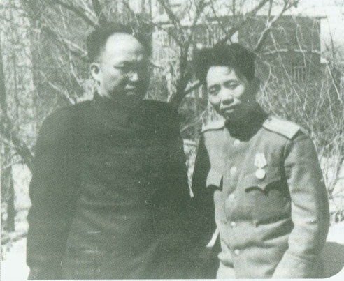 1946年3月中旬,刘亚楼(右一)邂逅在大连疗养的罗荣桓。
