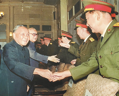 1988年9月,邓小平同志与被授予上将军衔的赵南起同志握手。 新华社发