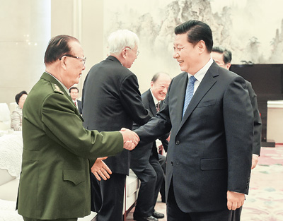 2014年9月21日,庆祝中国人民政治协商会议成立65周年大会在北京举行。习近平同志与赵南起同志握手。 新华社记者 李学仁摄