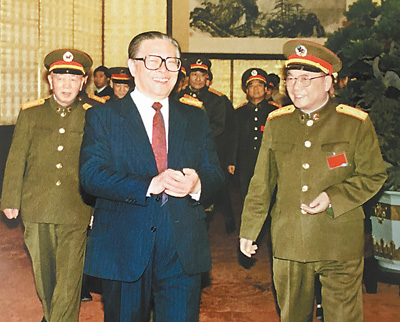 1990年12月,赵南起同志陪同江泽民同志接见全军后勤工作会议代表。 新华社发